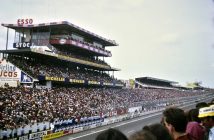 La préparation hors pair de Renault-Alpine aux 24 Heures du Mans 1978 La foule massée ligne droite des stands, le 10 juin 1978 - ©autoetstyles.fr