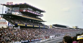 La préparation hors pair de Renault-Alpine aux 24 Heures du Mans 1978 La foule massée ligne droite des stands, le 10 juin 1978 - ©autoetstyles.fr