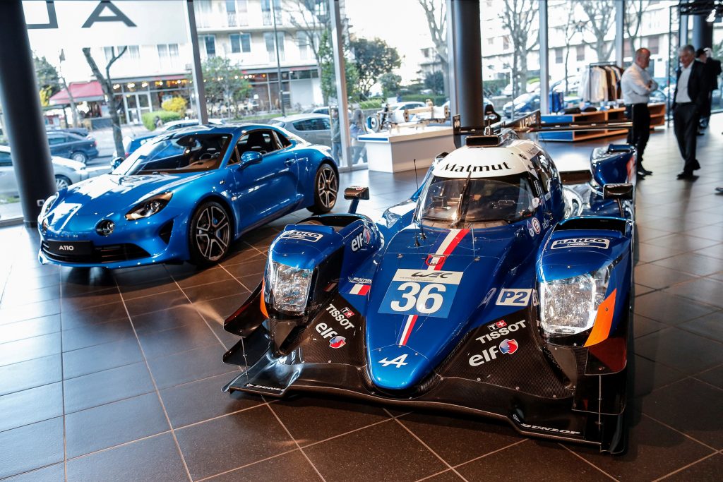 L'Alpine A470 aux côtés de l'Alpine A110 au studio Alpine de Boulogne-Billancourt