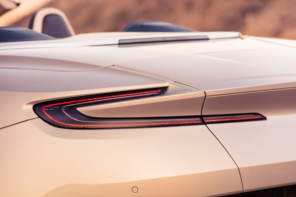 Optique arrière en forme de C de l'Aston Martin DB11 Volante