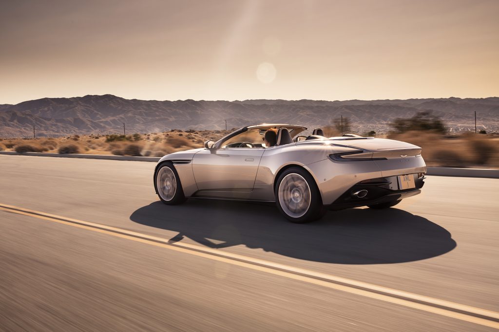 Vue arrière de l'Aston Martin DB11 Volante décapotée