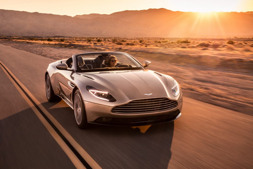 Coucher de soleil sur l'Aston Martin DB11 Volante