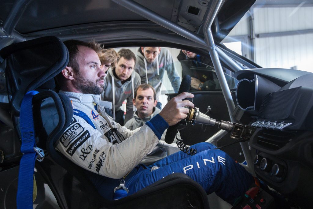 Nicolas Lapierre teste l'Alpine A110 Cup