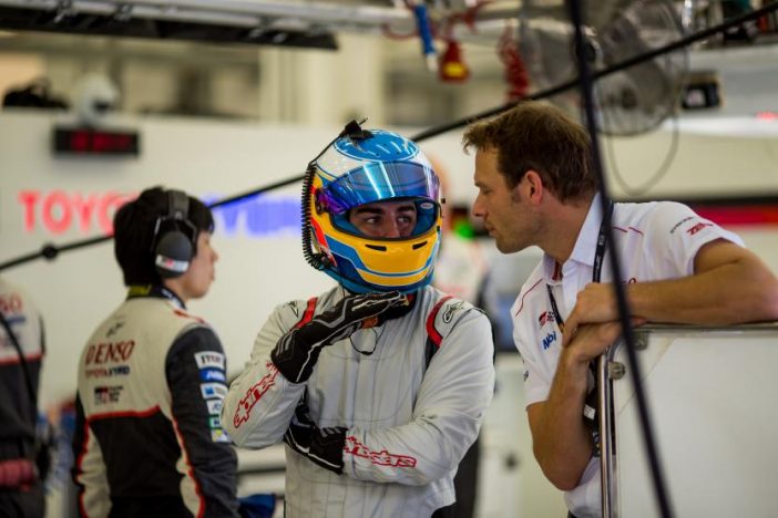 Fernando Alonso en discussion avec Alexander Wurz à l'occasion du Rookie Test FIA WEC 2017