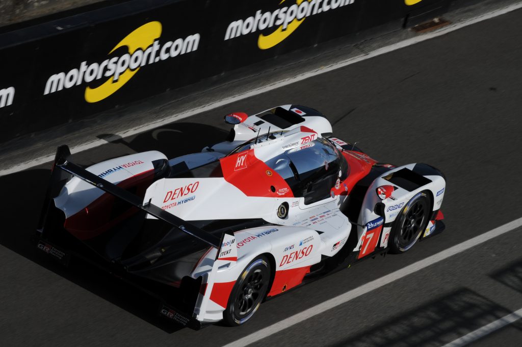 La Toyota TS050 Hybrid n°7 dans la voie des stands lors de la journée test des 24 Heures du Mans 2017