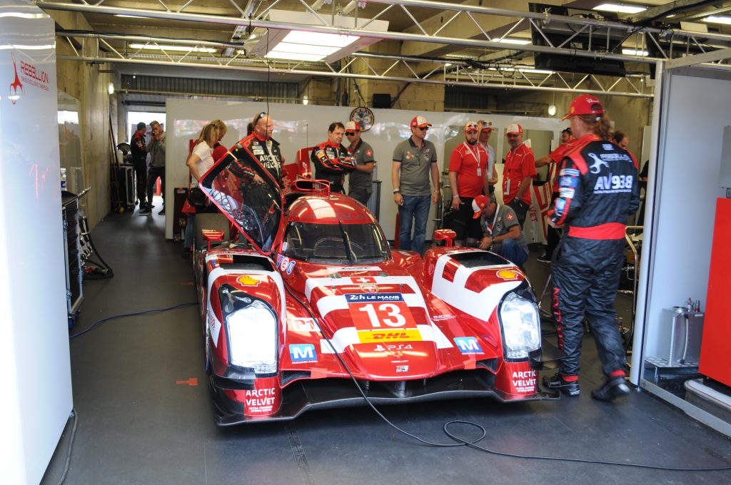 Rebelion R-One du Rebellion Racing dans son stand aux 24 Heures du Mans 2015